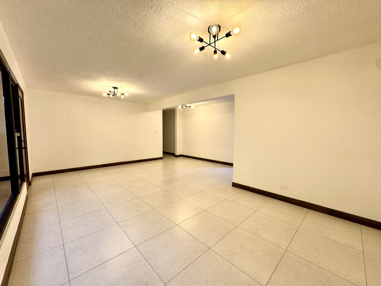 Apartamento Remodelado en Renta en Zona 10 | Excelente Ubicación — foto 2 de 12
