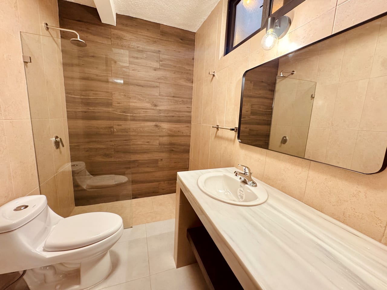 Apartamento Remodelado en Renta en Zona 10 | Excelente Ubicación — foto 12 de 12