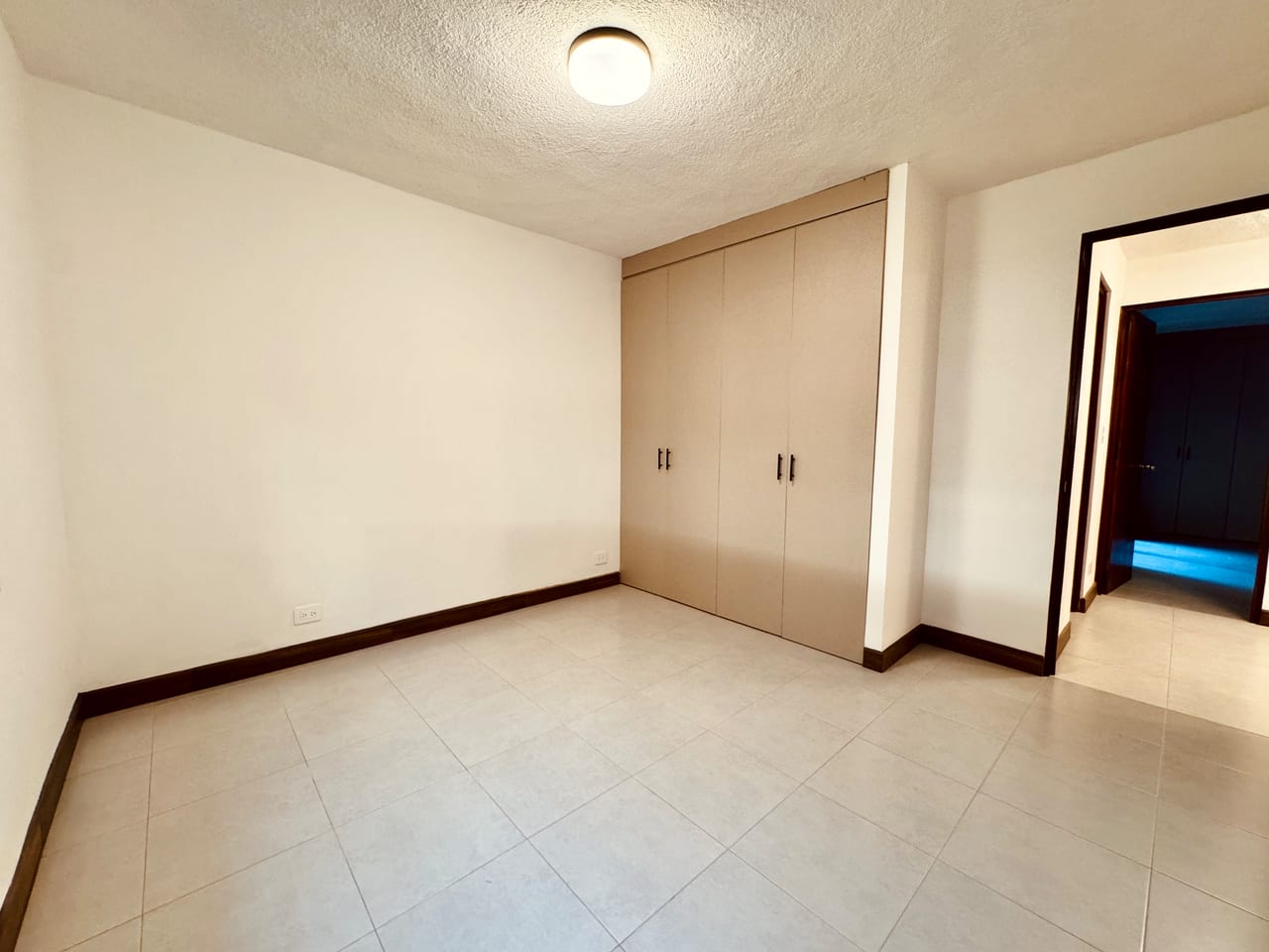 Apartamento Remodelado en Renta en Zona 10 | Excelente Ubicación — foto 7 de 12