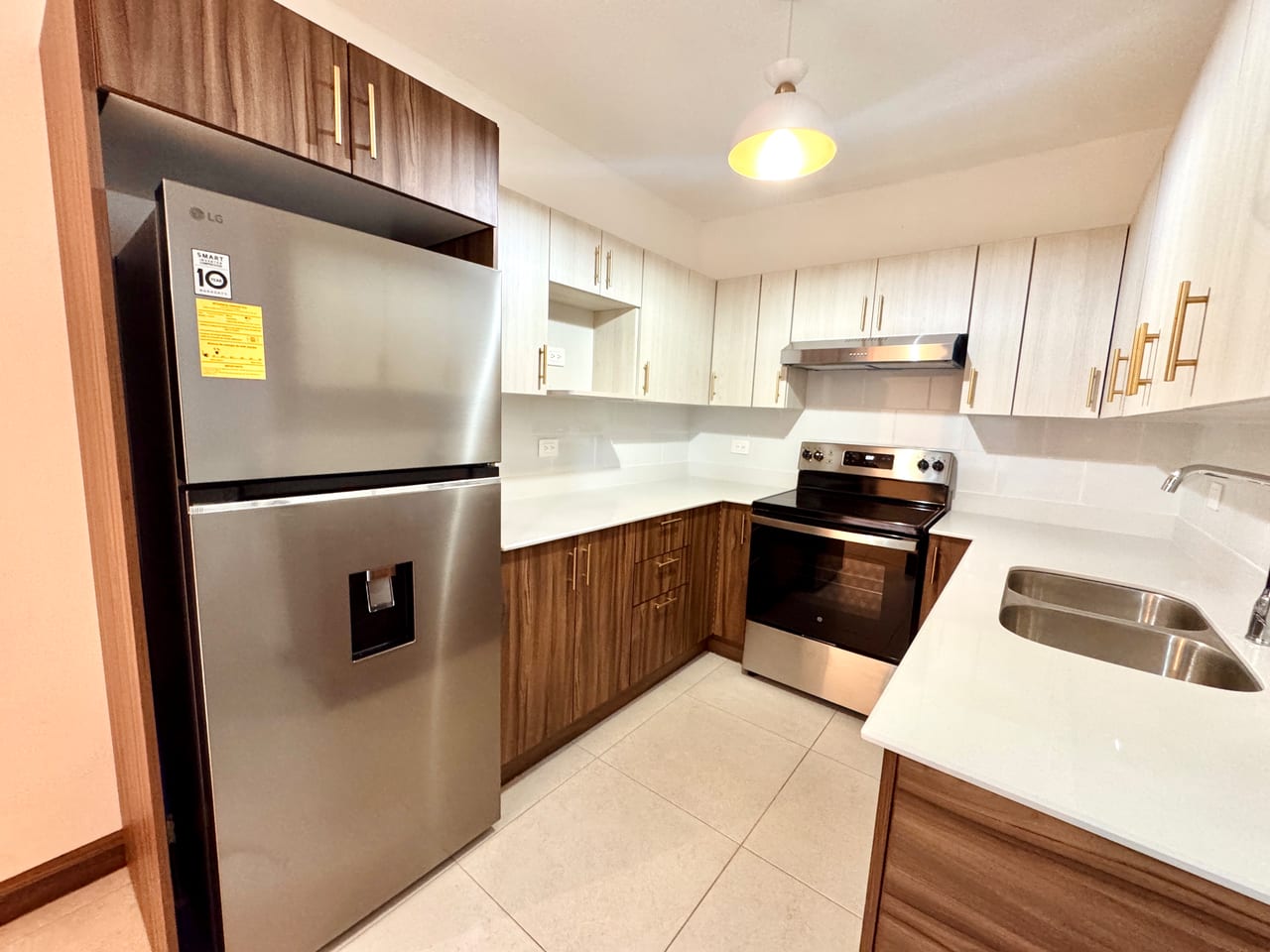 Apartamento Remodelado en Renta en Zona 10 | Excelente Ubicación — foto 3 de 12