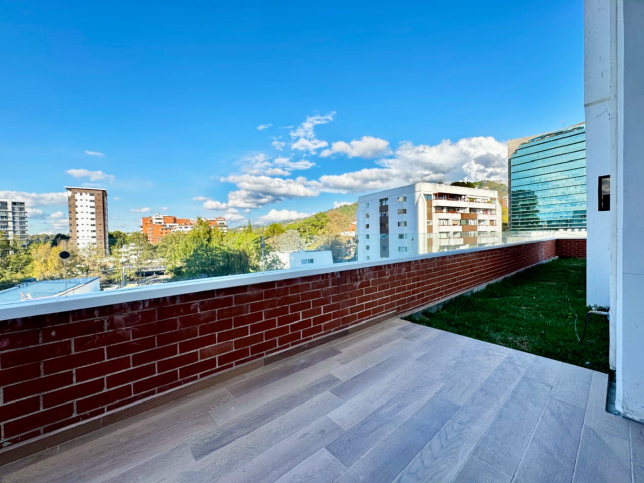 Apartamento con jardín y vista en zona 15, 3 dormitorios. — foto 3 de 13