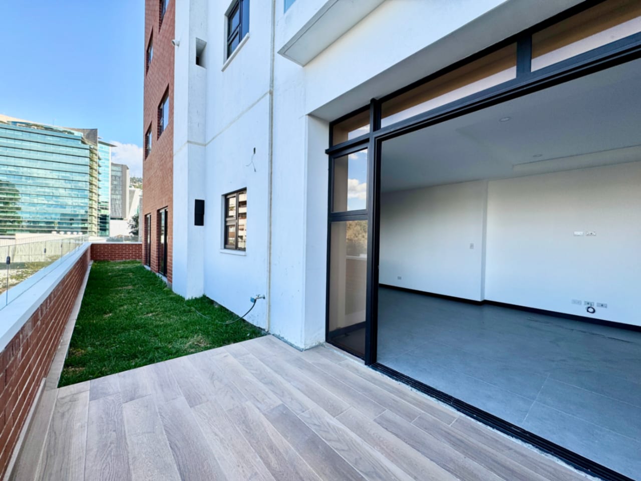 Apartamento con jardín y vista en zona 15, 3 dormitorios. — foto 4 de 13