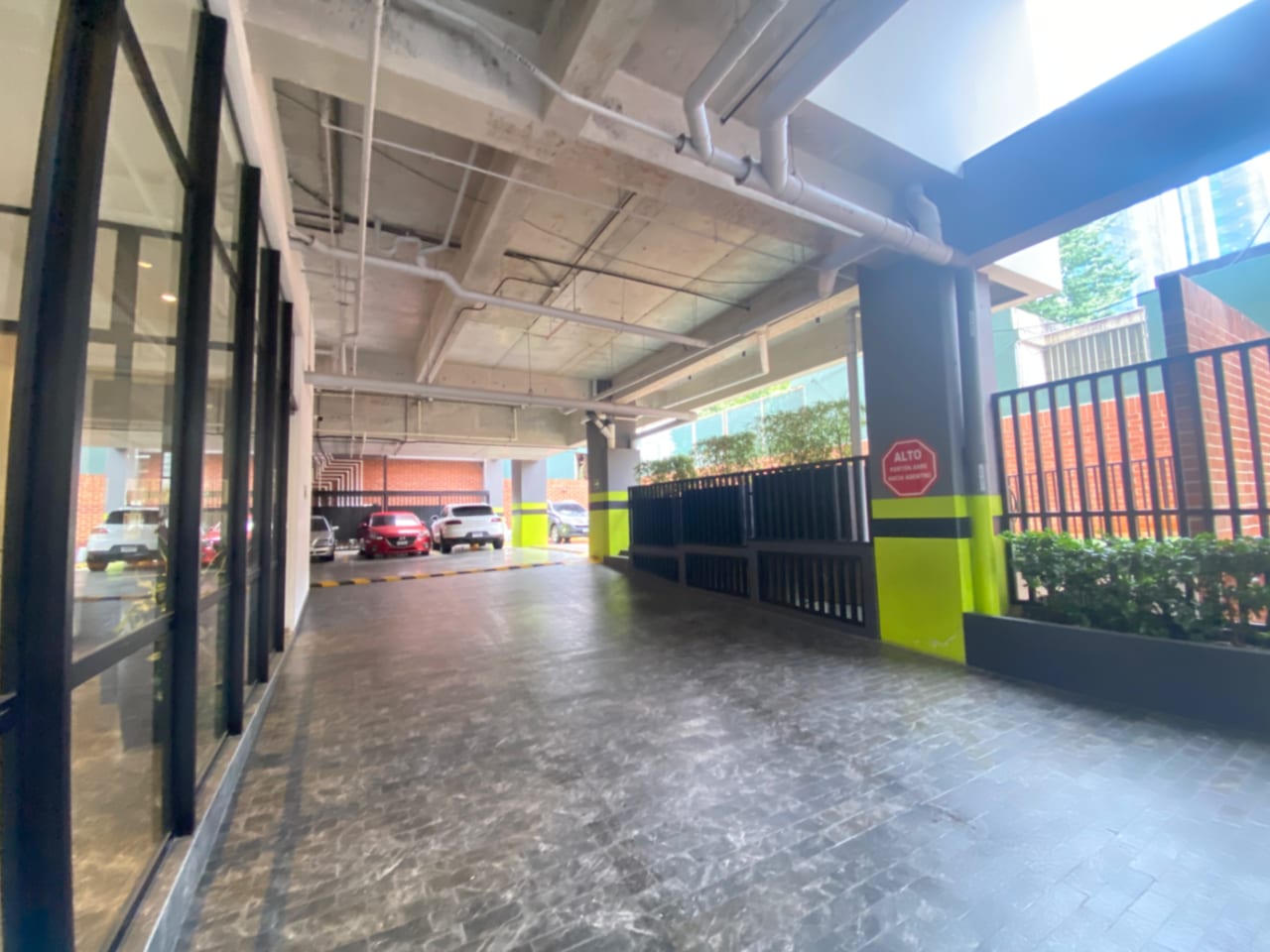 Excelente Apartamento en Alquiler en Zona 10 — foto 2 de 14
