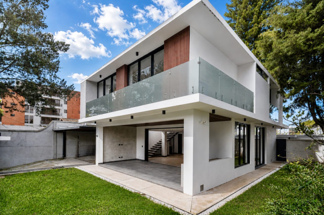 Casa moderna dentro de garita en venta en zona 13 — foto 1 de 7