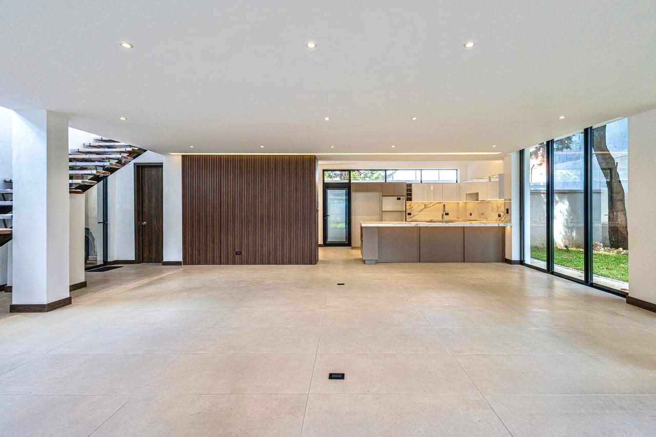 Casa moderna dentro de garita en venta en zona 13 — foto 2 de 7
