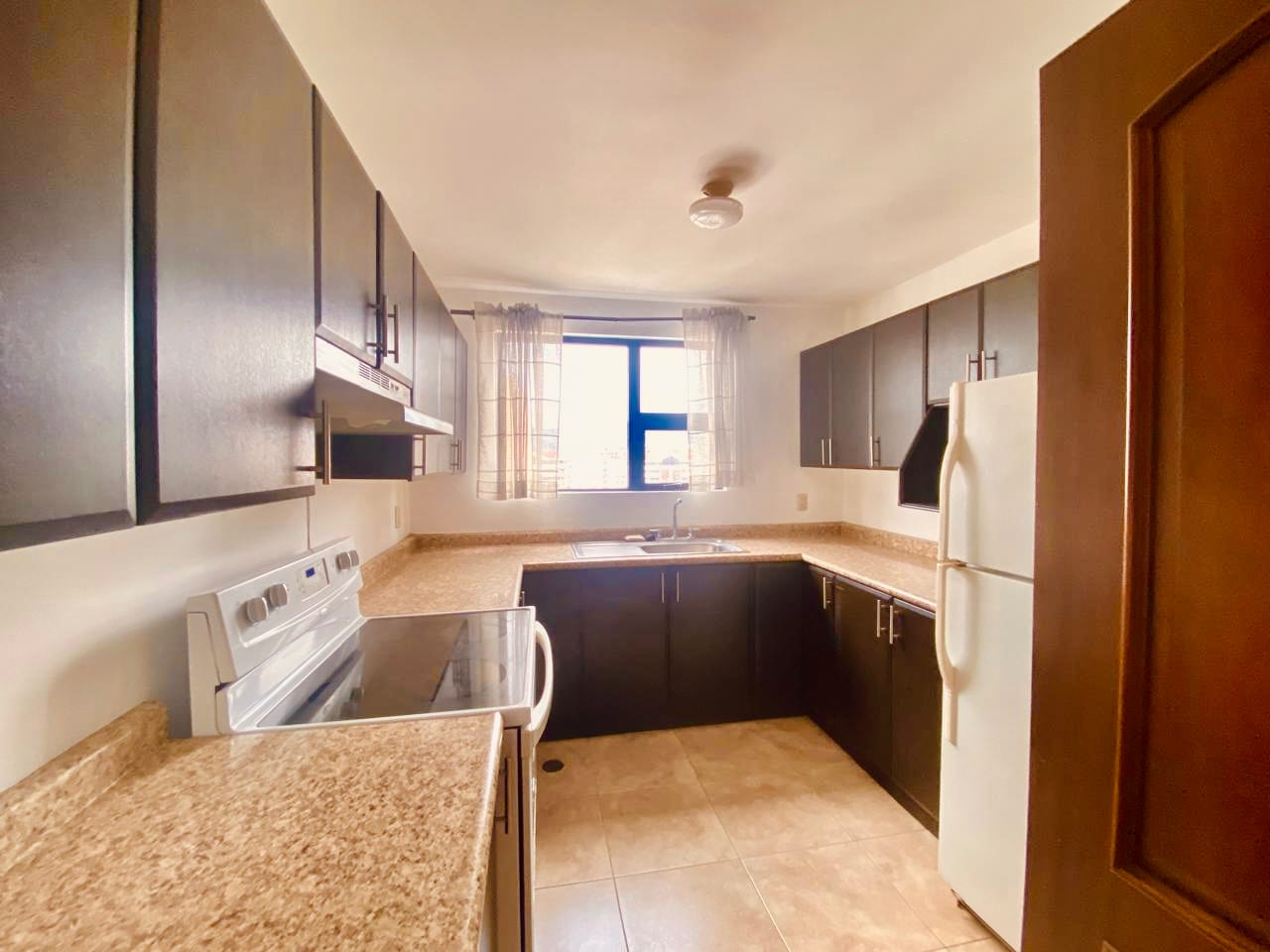 Apartamento en Venta en Zona 14 con Excelente Ubicación — foto 3 de 7