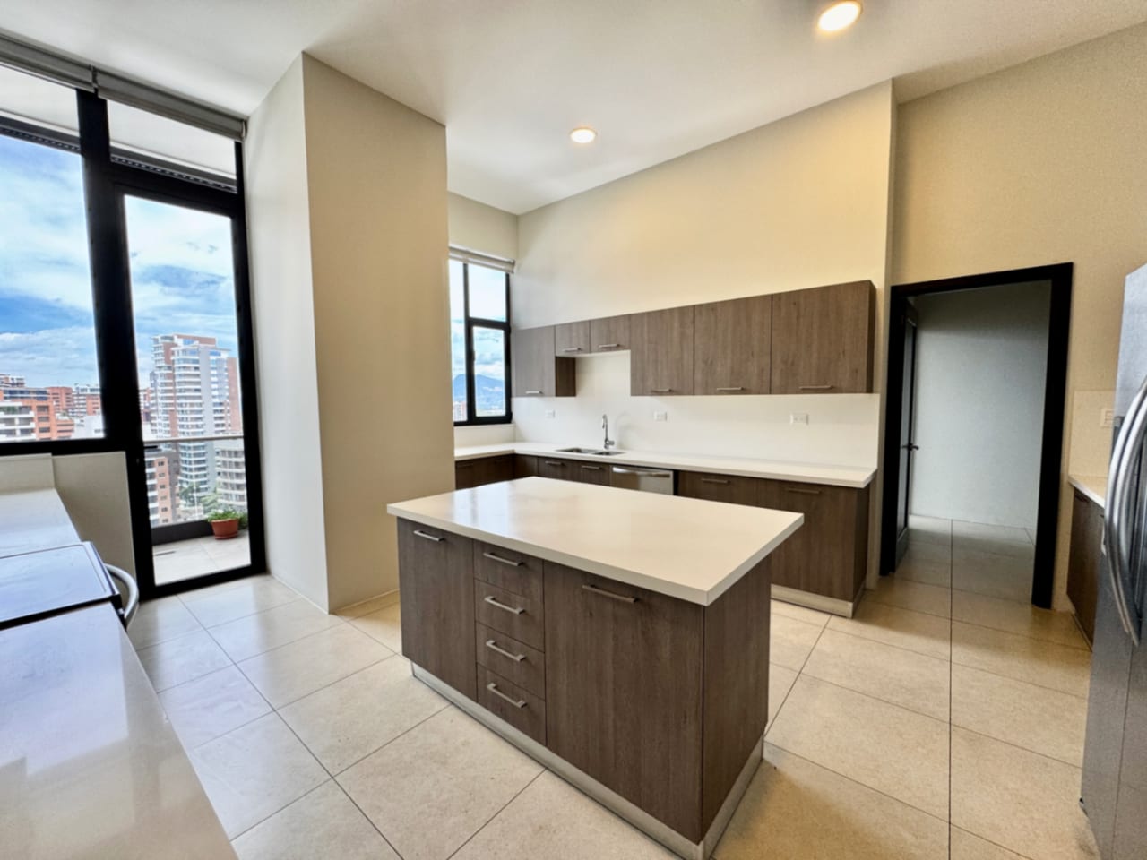 Apartamento en alquiler zona 14 — foto 2 de 14