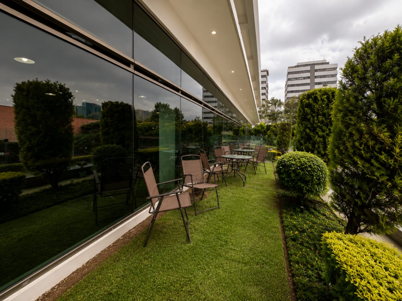 OFICINA EN VENTA EN PIALÉ, ZONA 10, CON TERRAZA PRIVADA. — foto 2 de 9