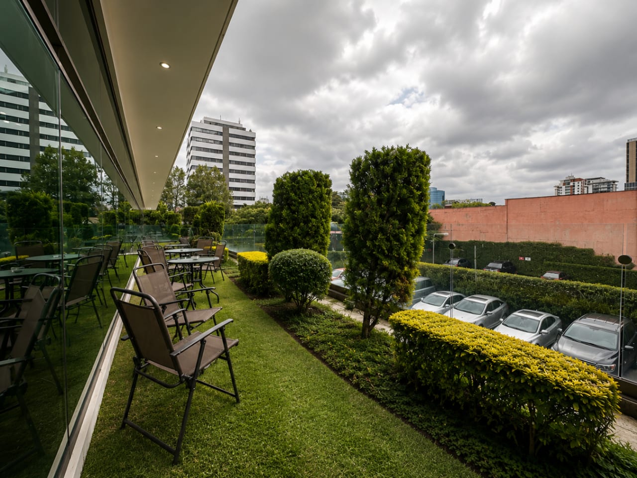 OFICINA EN VENTA EN PIALÉ, ZONA 10, CON TERRAZA PRIVADA. — foto 5 de 9