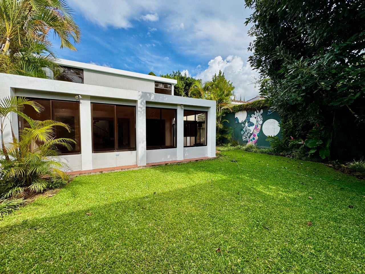 Casa en alquiler para oficinas o vivienda, zona 14. La Villa — foto 1 de 16
