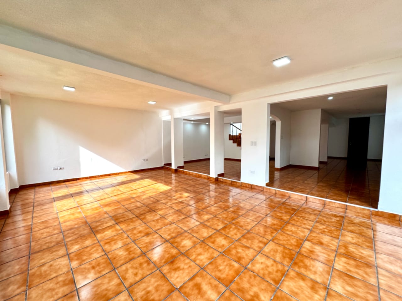 Casa en alquiler para oficinas o vivienda, zona 14. La Villa — foto 3 de 16