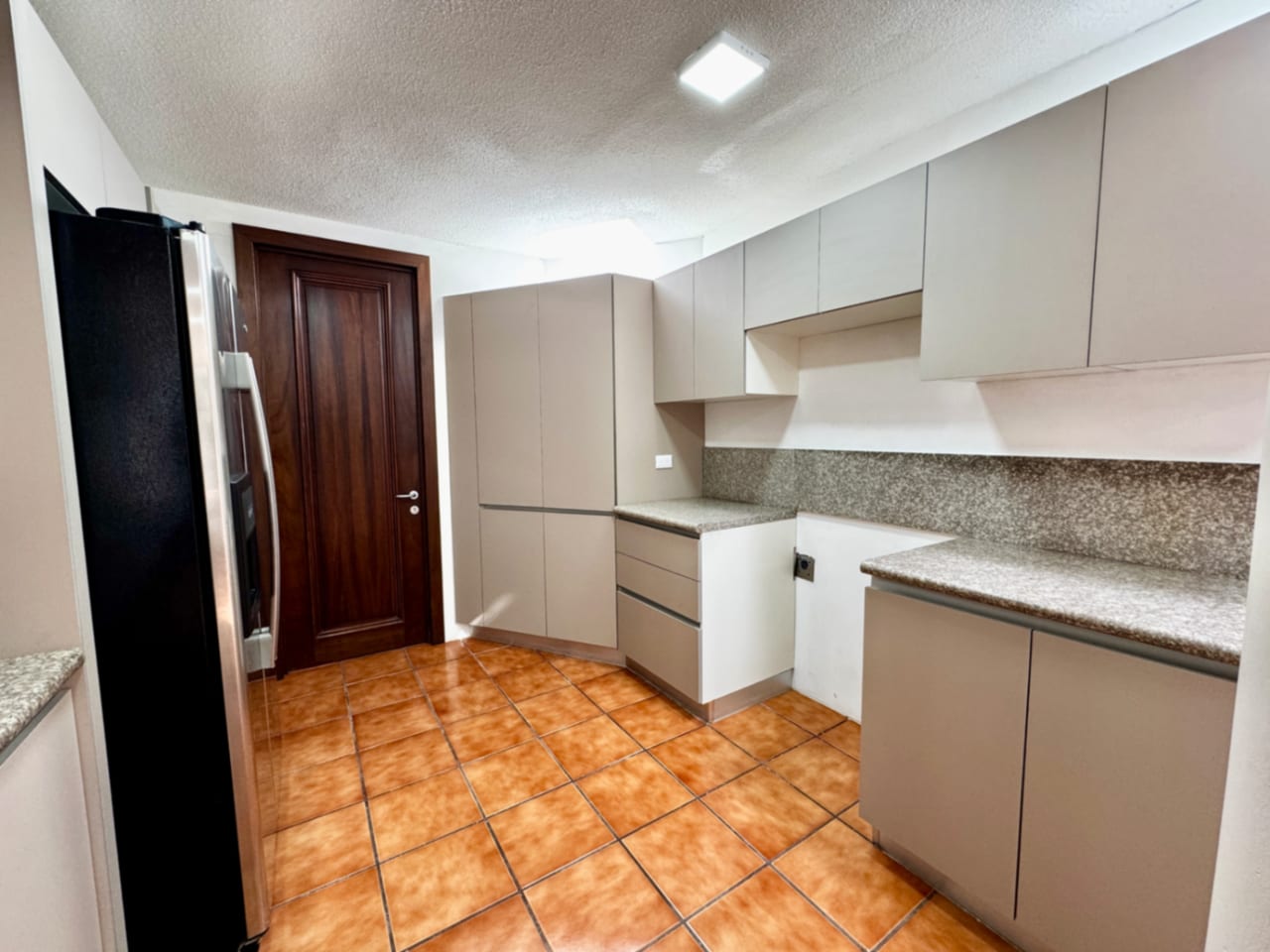Casa en alquiler para oficinas o vivienda, zona 14. La Villa — foto 5 de 16