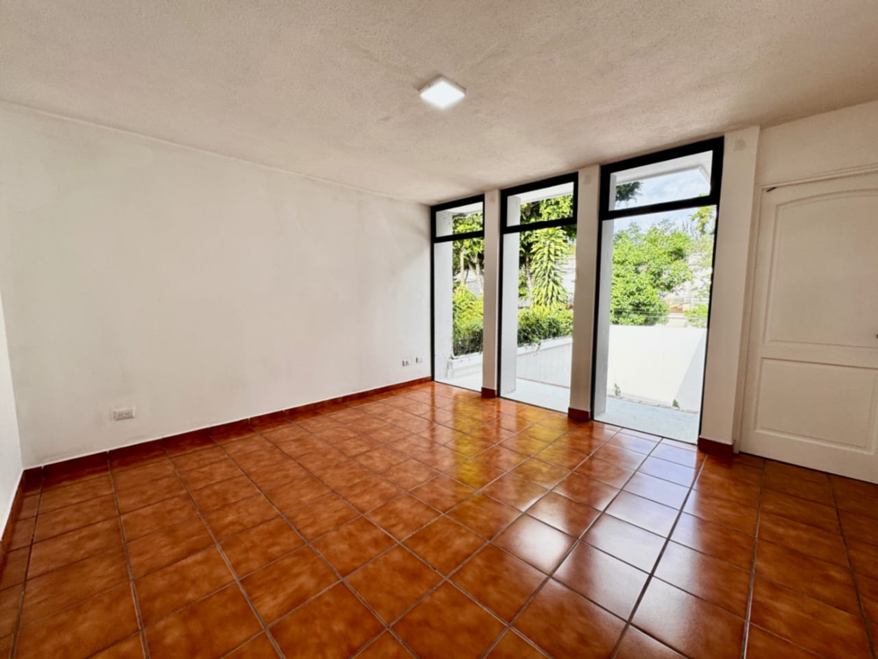 Casa en alquiler para oficinas o vivienda, zona 14. La Villa — foto 9 de 16