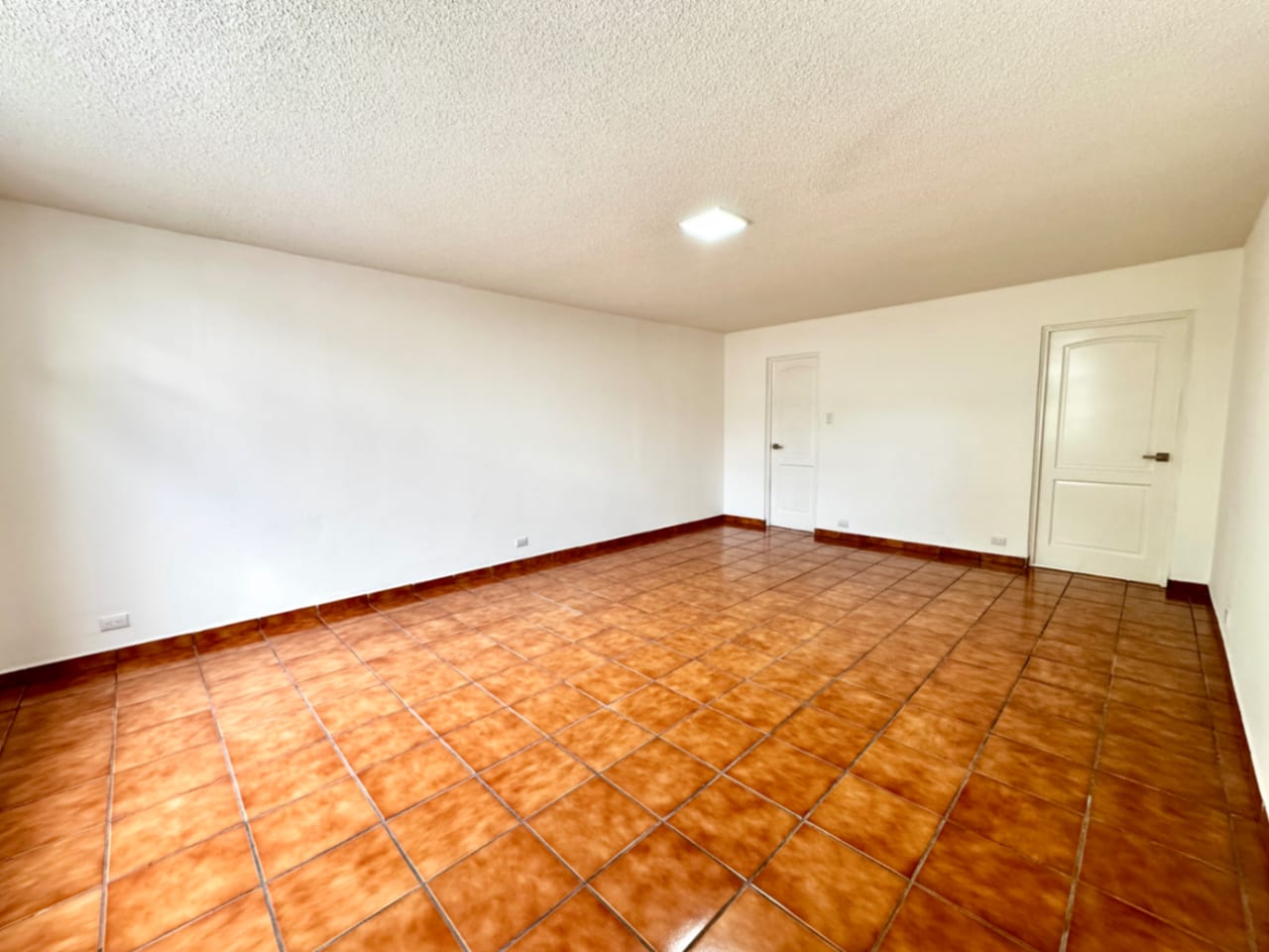 Casa en alquiler para oficinas o vivienda, zona 14. La Villa — foto 10 de 16