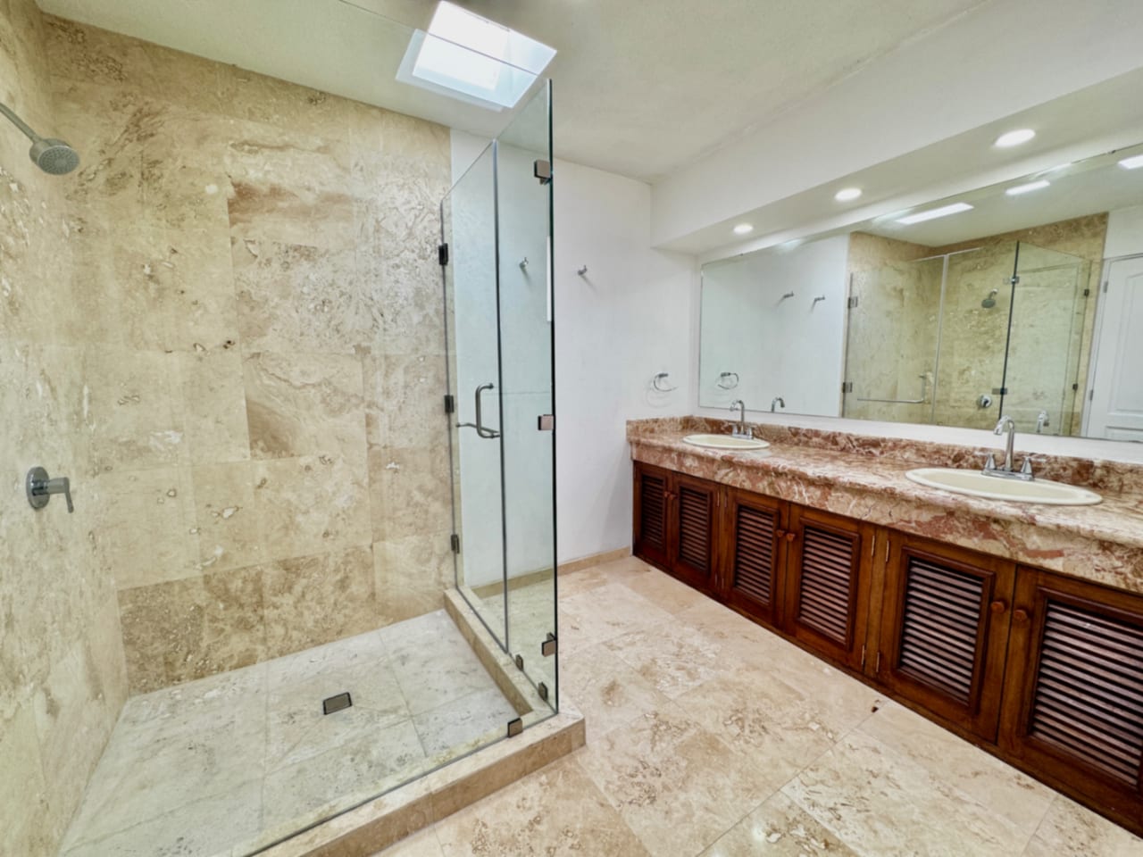 Casa en alquiler para oficinas o vivienda, zona 14. La Villa — foto 11 de 16