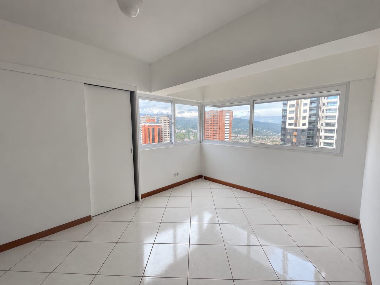 Amplio Apartamento en Venta en zona 13 | 3 Dormitorios — foto 2 de 4