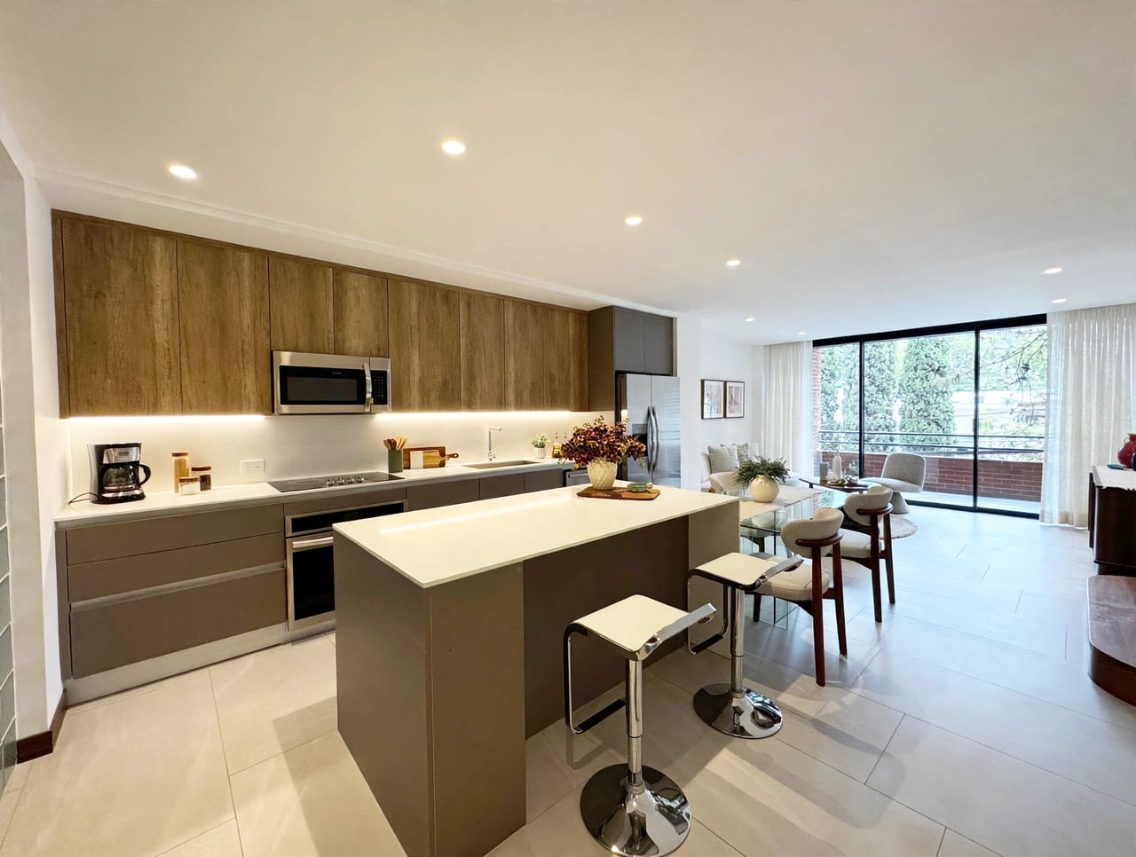 Apartamento de 2 niveles, 2 dormitorios y sala familiar en Oakland — foto 1 de 16