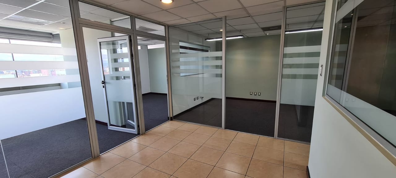 Oficina en venta en zona 10 — foto 9 de 11