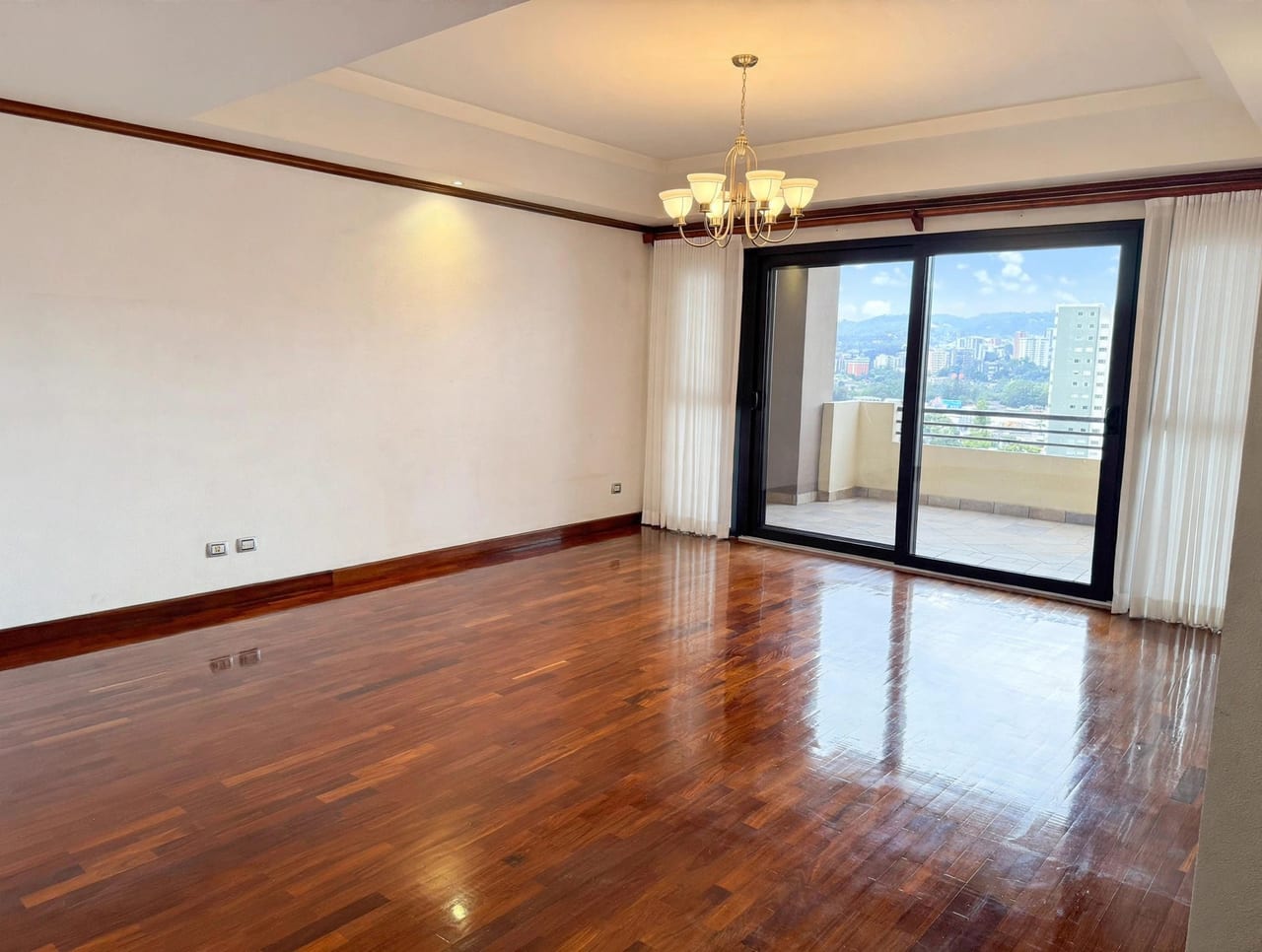 Apartamento de 4 dormitorios amplio en venta en zona 10 — foto 3 de 7