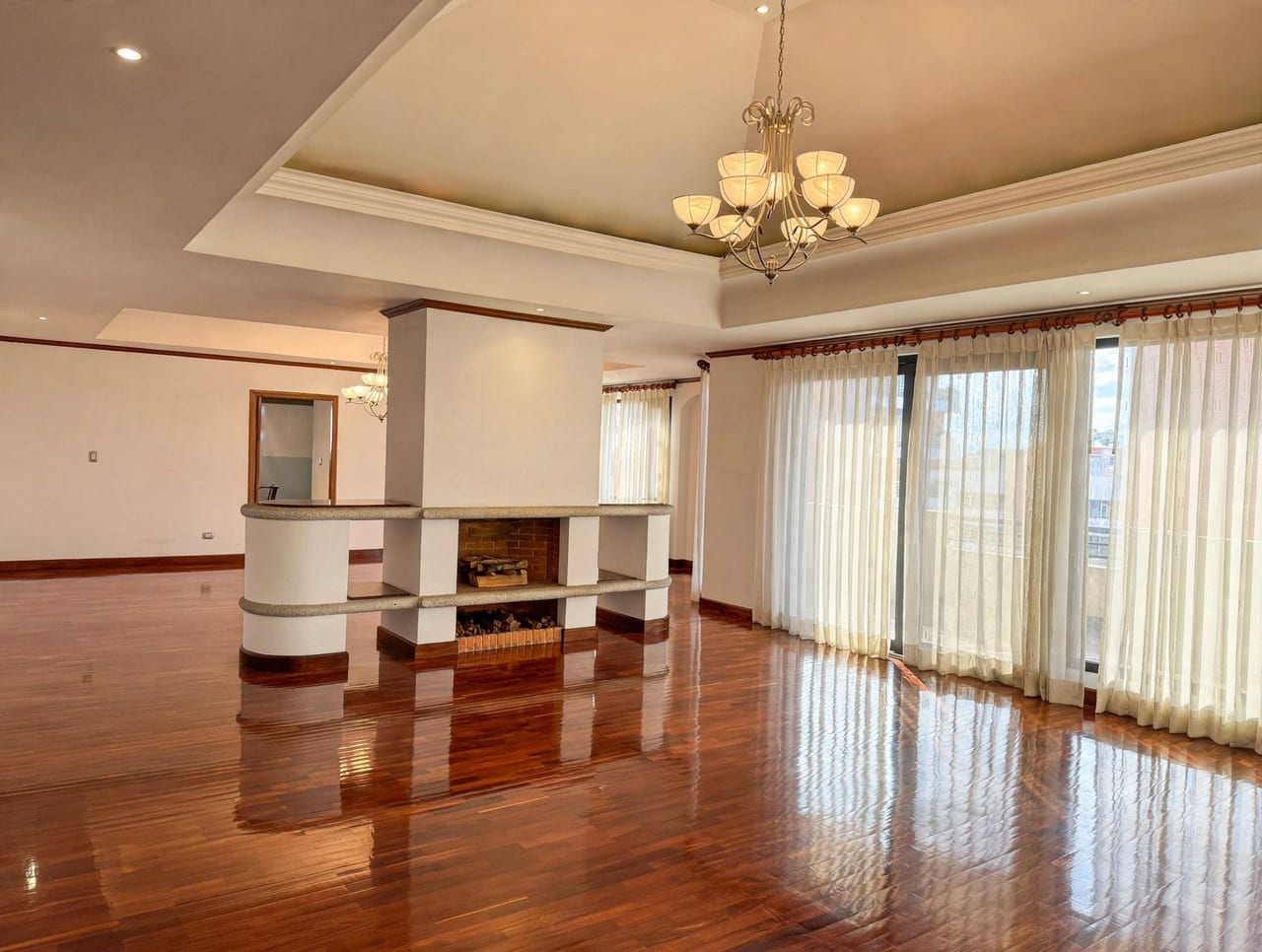 Apartamento de 4 dormitorios amplio en venta en zona 10 — foto 1 de 7