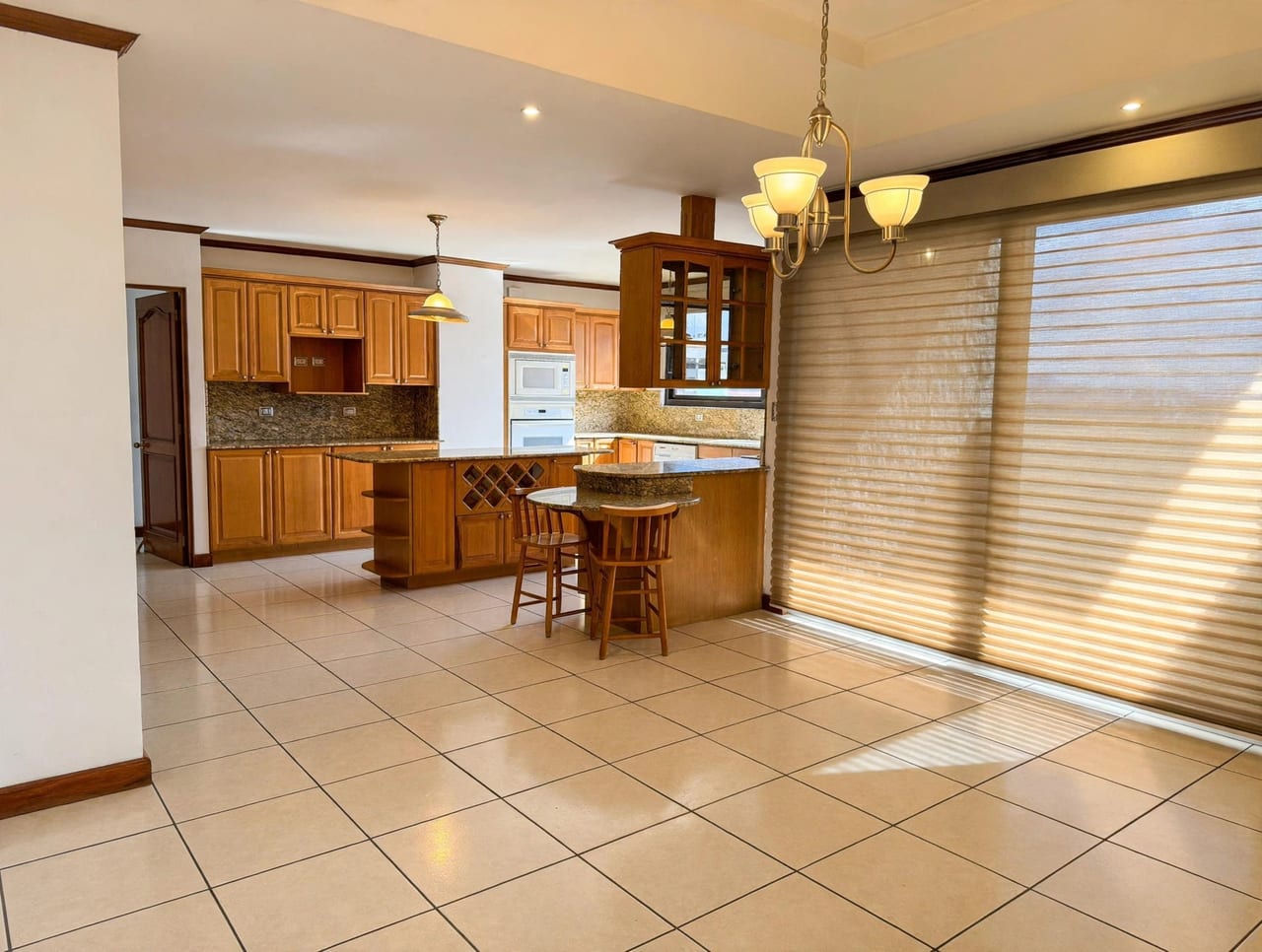 Apartamento de 4 dormitorios amplio en venta en zona 10 — foto 6 de 7