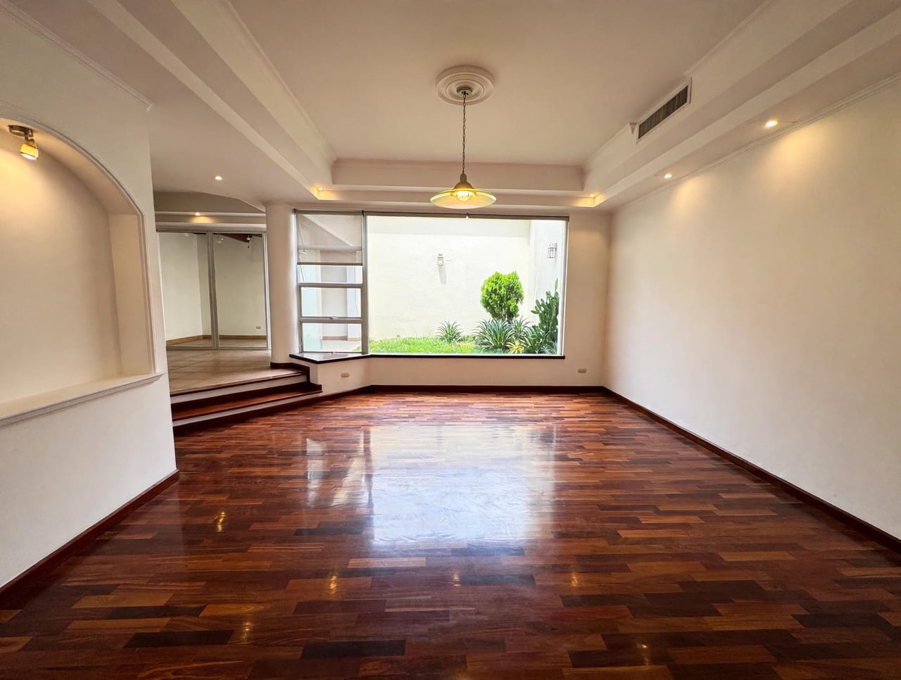 Casa en alquiler en zona 10, 4 dormitorios y A/C — foto 3 de 17