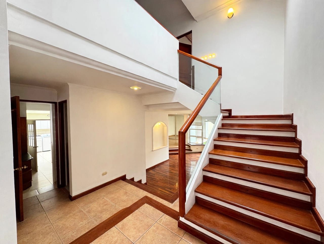 Casa en alquiler en zona 10, 4 dormitorios y A/C — foto 1 de 17