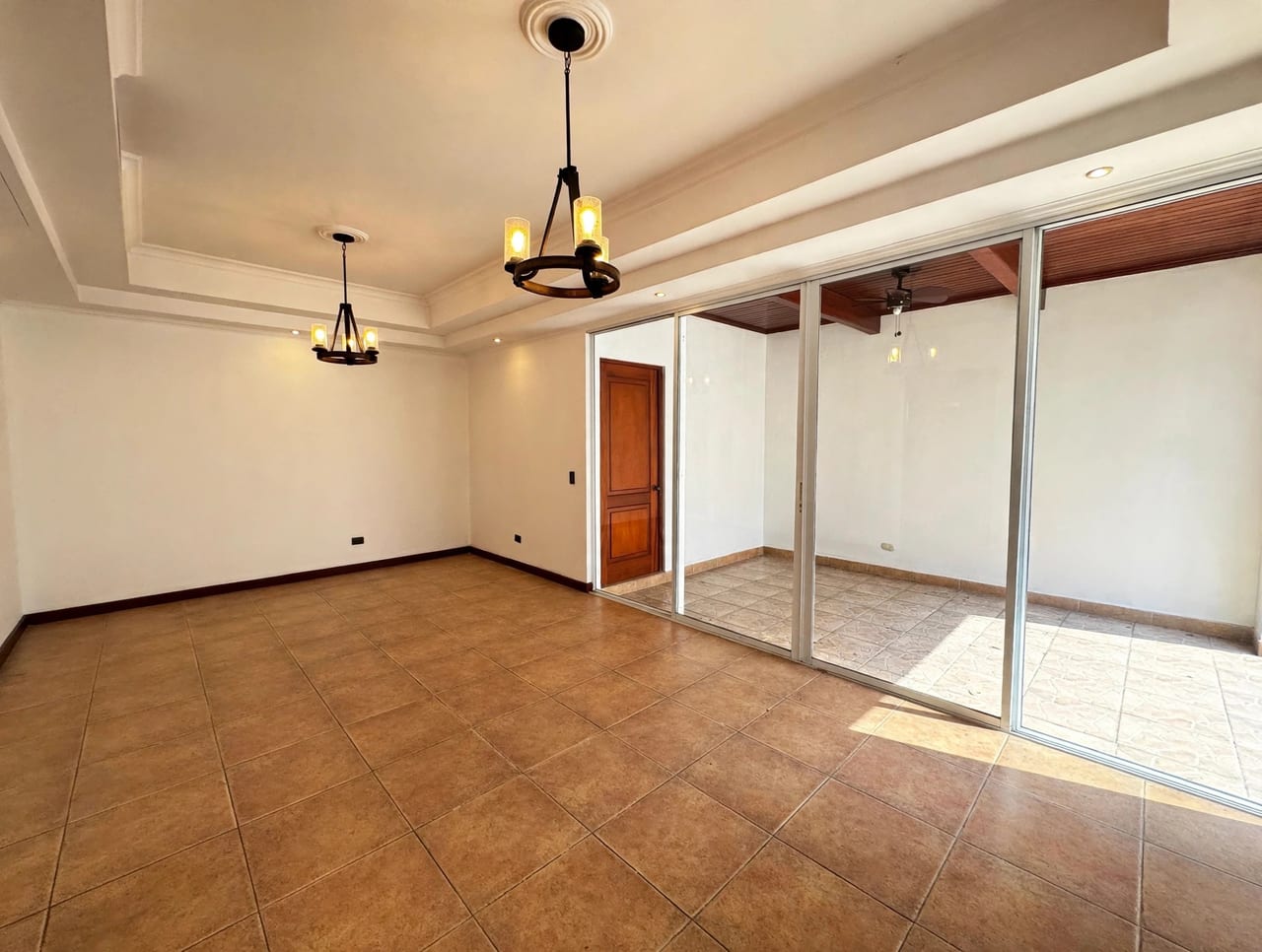 Casa en alquiler en zona 10, 4 dormitorios y A/C — foto 4 de 17