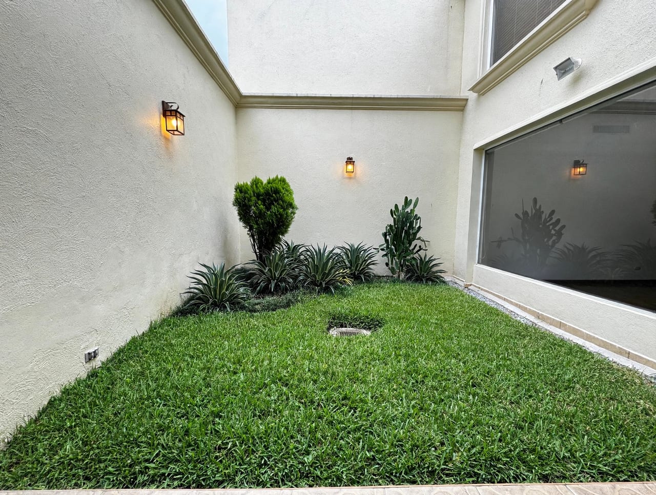 Casa en alquiler en zona 10, 4 dormitorios y A/C — foto 6 de 17
