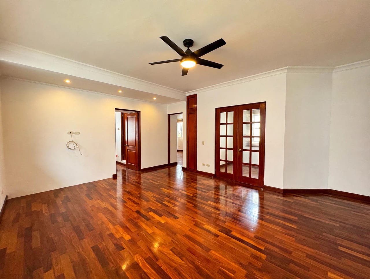 Casa en alquiler en zona 10, 4 dormitorios y A/C — foto 9 de 17