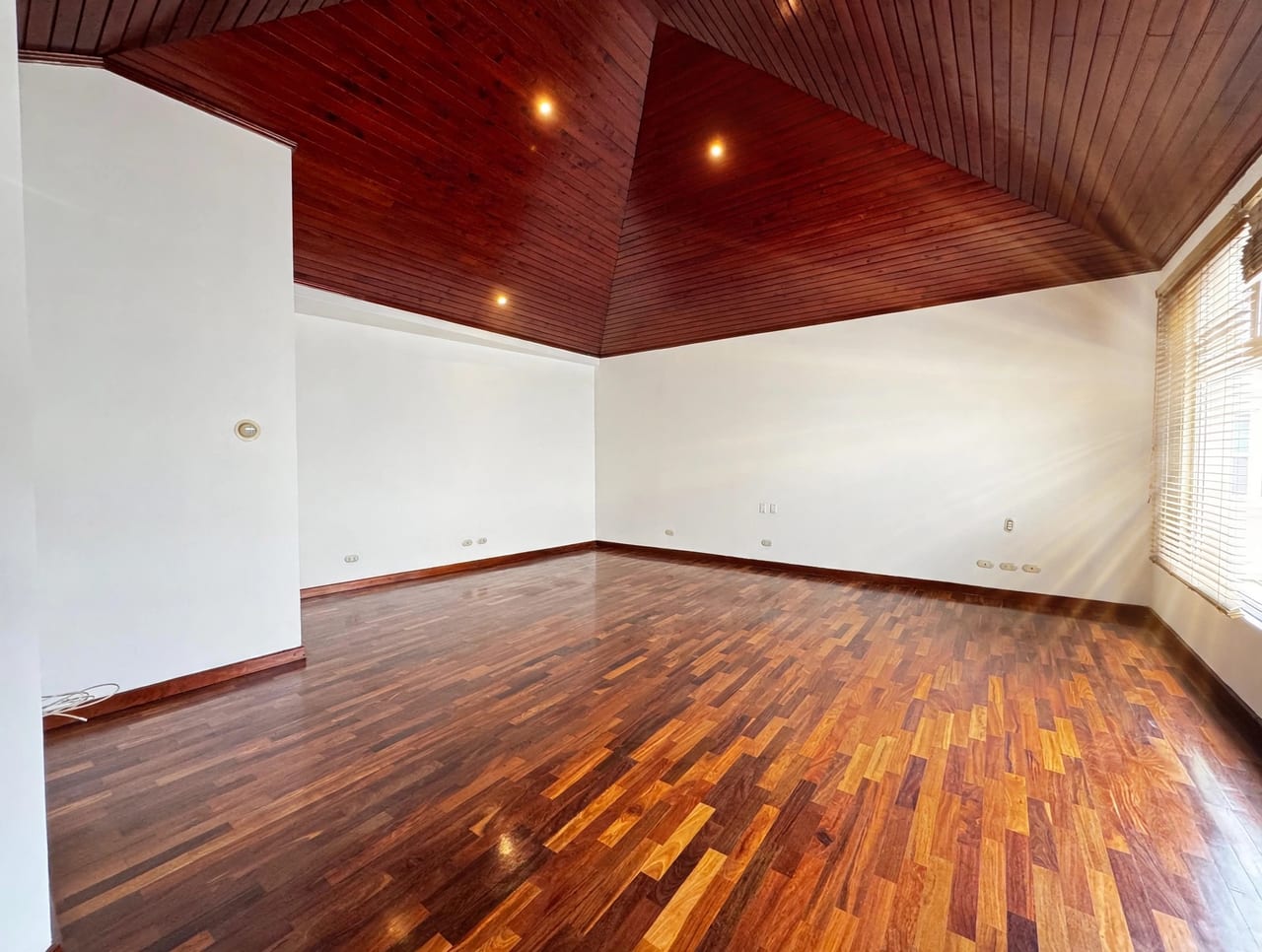 Casa en alquiler en zona 10, 4 dormitorios y A/C — foto 10 de 17