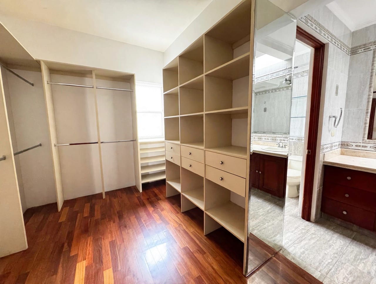 Casa en alquiler en zona 10, 4 dormitorios y A/C — foto 11 de 17