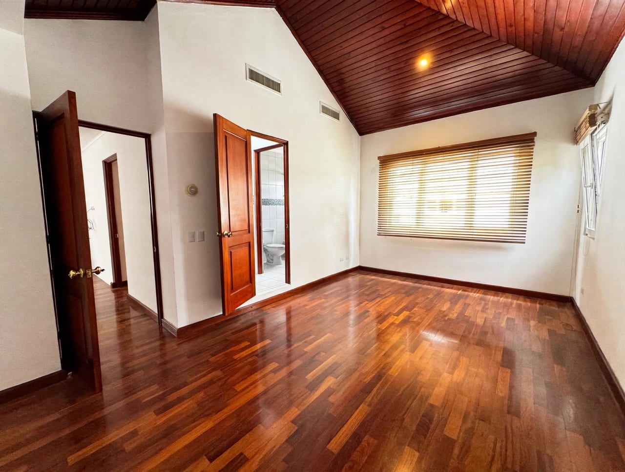 Casa en alquiler en zona 10, 4 dormitorios y A/C — foto 14 de 17