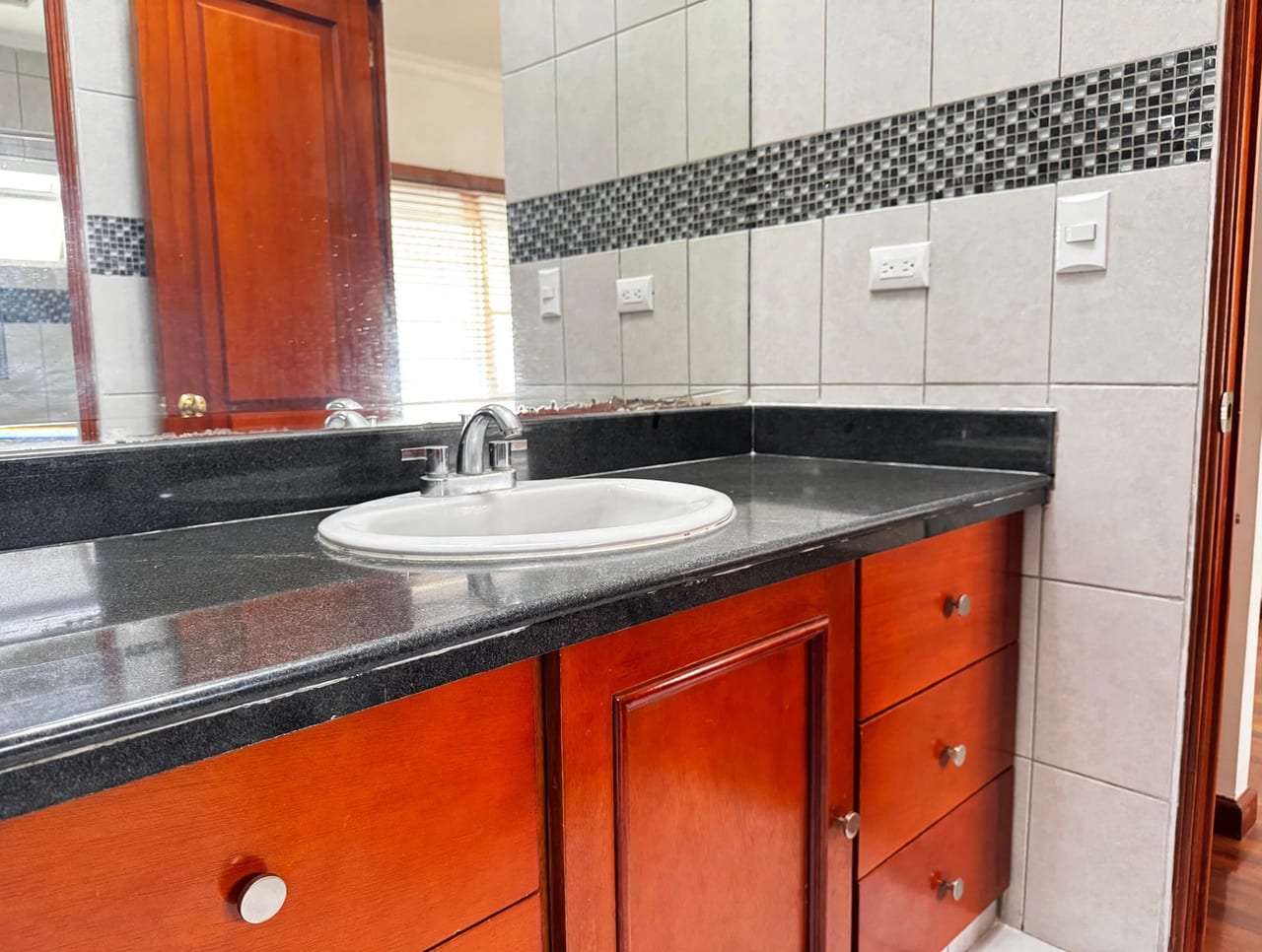 Casa en alquiler en zona 10, 4 dormitorios y A/C — foto 15 de 17