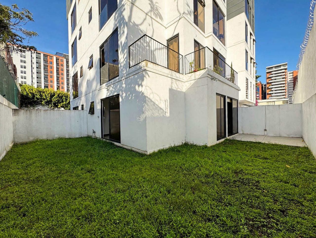Apartamento con jardín en venta de 2 dormitorios, zona 13 — foto 1 de 15