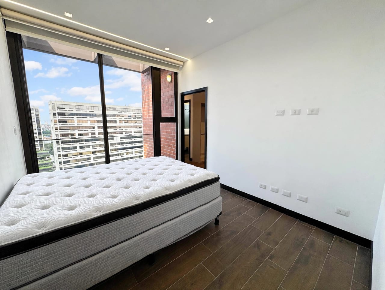 Apartamento de 2 dormitorios en alquiler sobre Diagonal 6, zona 10 — foto 11 de 15