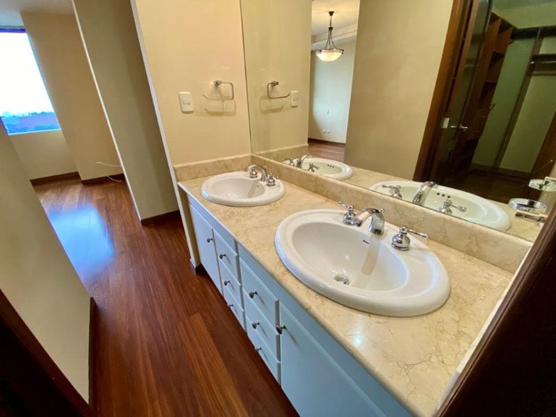 Apartamento en alquiler zona 10, 2 dormitorios + cuarto de servicio — foto 6 de 10