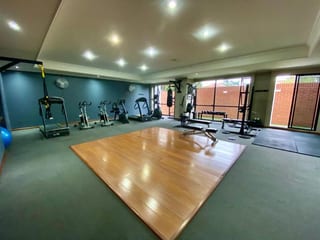 Apartamento en alquiler zona 10, 2 dormitorios + cuarto de servicio — miniatura 2 de 10