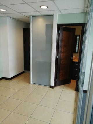Oficina 76 m2 en renta, zona 10 Torino — miniatura 14 de 15