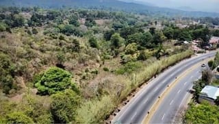 Terreno sobre CAES , con dirección hacia Guatemala — miniatura 3 de 4