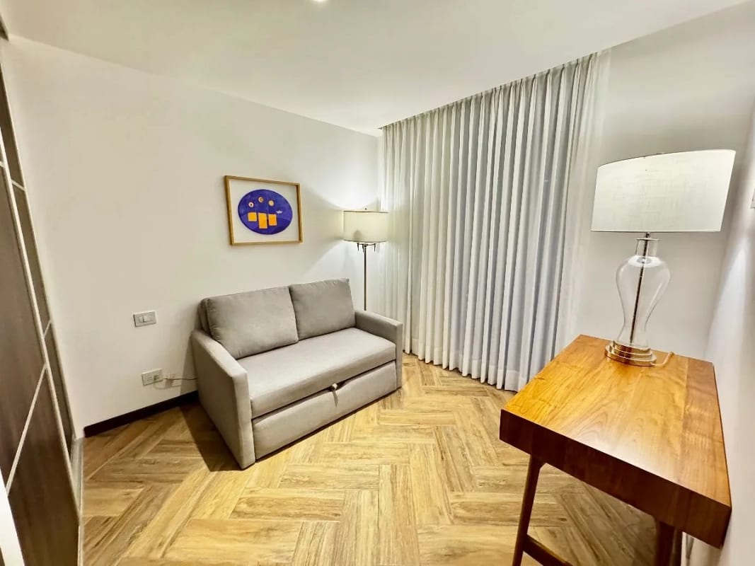 Apartamento amueblado 3 dormitorios y cuarto de servicios, zona 10 — foto 7 de 14