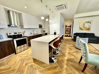 Apartamento en venta amueblado 3 dormitorios y cuarto de servicios, zona 10 — miniatura 1 de 14