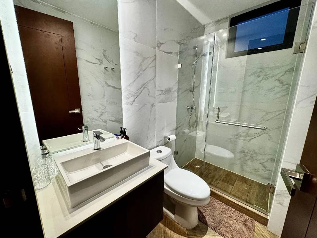 Apartamento en venta amueblado 3 dormitorios y cuarto de servicios, zona 10 — foto 8 de 14