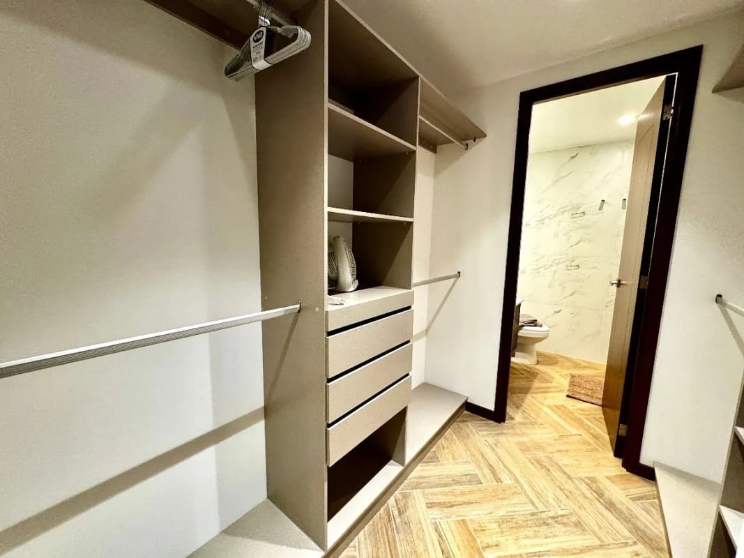 Apartamento en venta amueblado 3 dormitorios y cuarto de servicios, zona 10 — foto 4 de 14