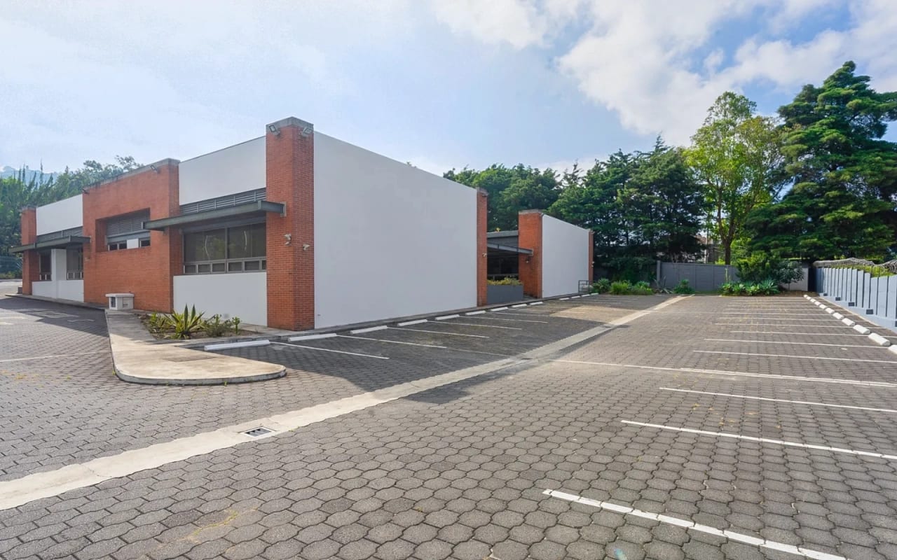 Interesante Propiedad en alquiler para Negocio, Academias, Universidades, Restaurantes, Negocios de Entretenimiento y más en zona 15. — foto 10 de 11