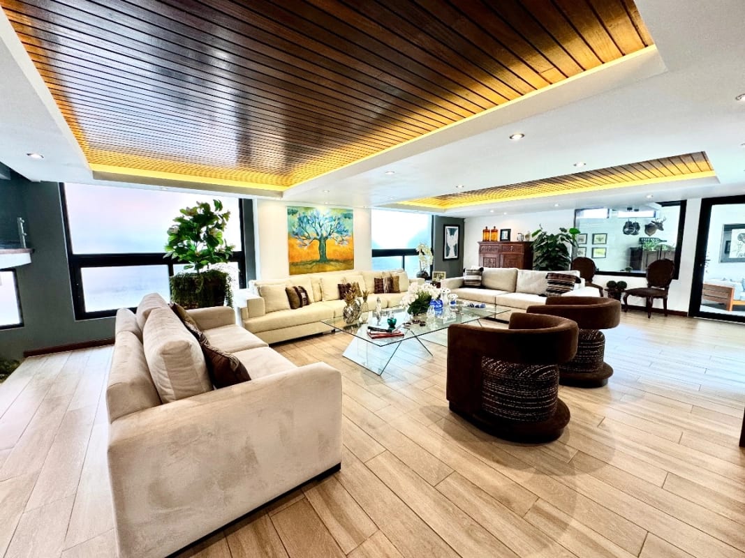 Casa exclusiva en alquiler en zona 10 – Ideal para embajada, family office u oficina privada de alto nivel — foto 1 de 16