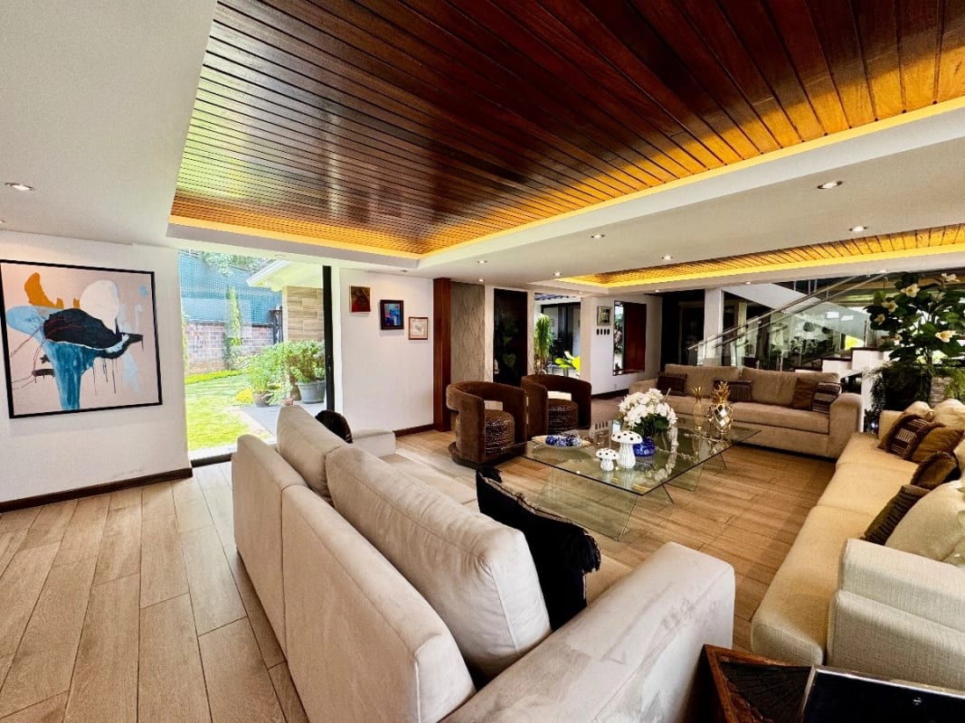 Casa exclusiva en alquiler en zona 10 – Ideal para embajada, family office u oficina privada de alto nivel — foto 12 de 16