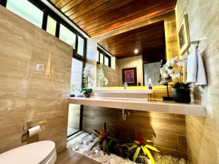 Casa exclusiva en alquiler en zona 10 – Ideal para embajada, family office u oficina privada de alto nivel — miniatura 11 de 16