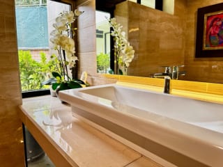 Casa exclusiva en alquiler en zona 10 – Ideal para embajada, family office u oficina privada de alto nivel — miniatura 10 de 16