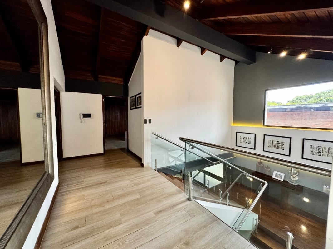 Casa exclusiva en alquiler en zona 10 – Ideal para embajada, family office u oficina privada de alto nivel — foto 5 de 16